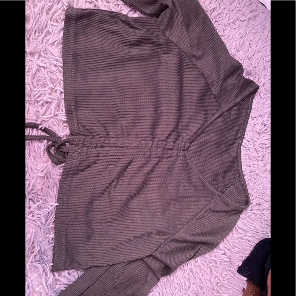 green long sleeve crop top